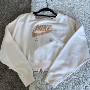 Light pink, cropped Nike sweatshirt with rose gold Nike detailing.